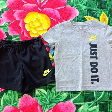 Conjunto de shorts y pullover Nike para niños de 2 a 3 años - Img 123263340