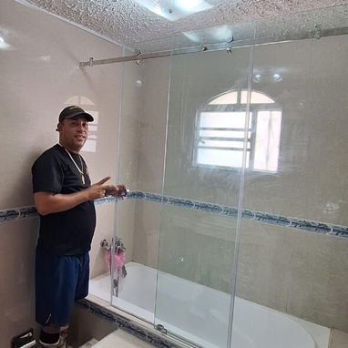 Elegir la mampara de ducha no es solo una decisión estética… es clave para la funcionalidad del baño. 🚿✨  Cada espacio - Img 122509184