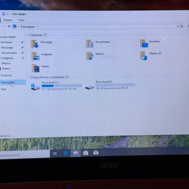 Laptop Acer roja. Equipo confiable con rendimiento ideal para algunos juegos y trabajos de programación informática. - 4/5