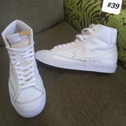 Tenis blancos de mujer y hombre - Img 58184042