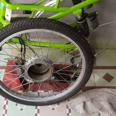 PARA LOS MECANICOS Y LOS QUE QUIEREN ARMARSE DE UNA BICI ELECTRICA, VENDO UNA DE USO QUE TIENE EL MOTOR QUEMADO. - 2/10