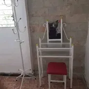 Cómoda con espejo y banqueta tapisada más percha para carteras.Entrega a domicilio sin costo adicional en toda la Habana - Img 57970626