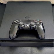 VENDO CONSOLA PS4 SLIM PIRATEADO LLENO DE BUENOS JUEGOS TRAE DOS MANDOS LLAMA O ESCRIBE - Img 56033903