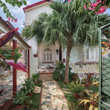 DOS CASAS EN UNA SOLA PROPIEDAD EN EL CORAZÓN DE MIRAMAR - 2/10
