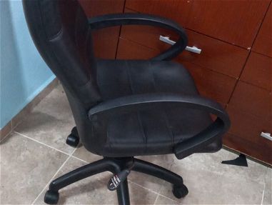 Se vende silla giratoria ejecutiva para oficina escritorio y computadora en perfectas condiciones en la habana vieja Pv5 - Img 65754430