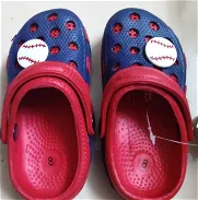 En venta un par de zapatos crocks para niño - Img 45431871