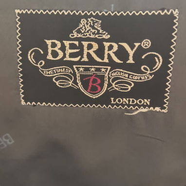 Se vende blazer de invierno marca Berry talla M - Img 112209806