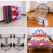 Camas de tubo con su colchón mesitas y parejas de almohadas - Img 57329620
