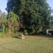 Se vende casa en Reparto Los Cocos en Boyeros con patio de tierra poseedor de árboles frutales. - Img 56163255
