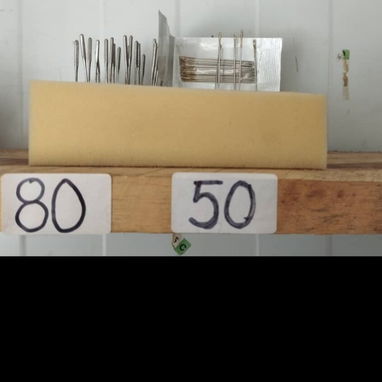 Detergente, esponja de fregar, haragán, recogedor, goma loca, cuchilla para rasurar, pilas, aguja e hilo - 9/10
