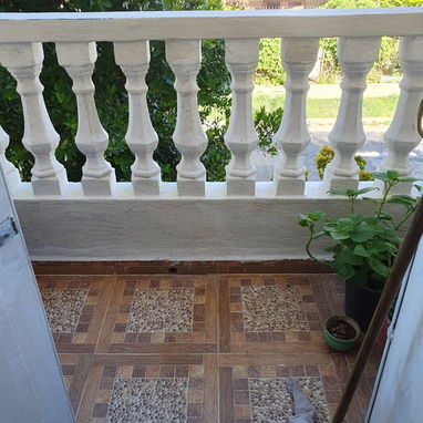 El apartamento tiene, sala-comedor,2 cuartos,balcon. baño cocina,balcon que da para la azotea independiente cercada y un - 8/10