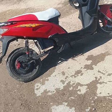 MOTO DE USO MARCA UNICO ROJA - 4/5