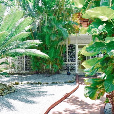 🏠 Luxury House in Miramar with Pool. 🛏️ Features 8 air-conditioned bedrooms. 📱 Reservations: +5355284821 - 5/10
