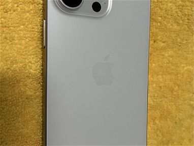 iPhone 15pro Max blanco como nuevo,regalo para que luzcas lindo,lo vendo o lo cambio solo por iPhone menor y vuelto - Img 71281151