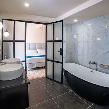 ⚡ SUITE PREMIUM HABANA VIEJA - SIN APAGONES - WIFI 24H - TERRAZA Y BAÑADERA - Img 120454051