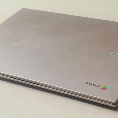 Laptop Acer dorada Equipo confiable con rendimiento ideal para algunos juegos y trabajos de programación informática - 2/5