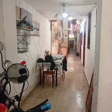 🏡*$22.000usd AJUSTABLES. En venta hostal (BAJOS) en Centro Habana*  🚘  *Posibilidad de parqueo detras de la casa.*   * - 4/10