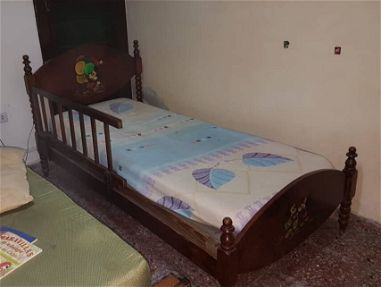 Cama de caoba con baranda para niños - Img 66674482