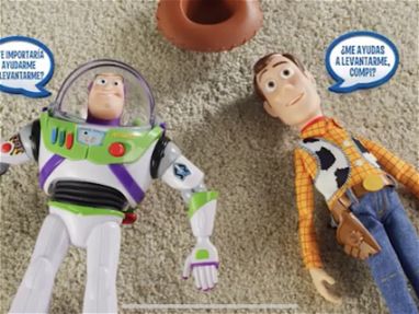 Hermoso-Toy Story Disney Sheriff Woody ANIMATRONICO 42 cm interactivo con Comandos de Voz,+70 Frases y Sonidos, Se Mueve - Img 32874078