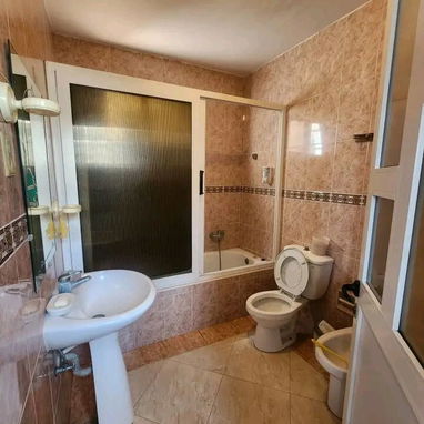 Vendo casa habilitada para rentar de 4 habitaciones, 4 baños y garaje cerca de la Ciudad Deportiva. - Img 105568094
