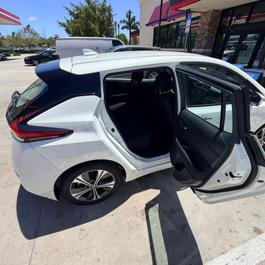 Vendo o negocio Nissan leaf eléctrico, 2022 hace 400 km por carga - Img 121580982