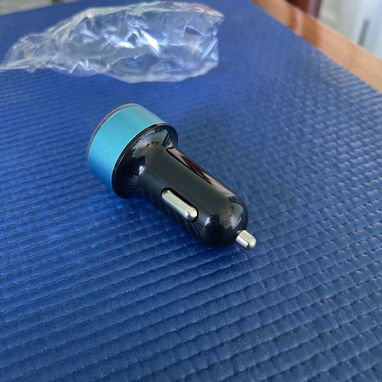Cargador de coche y lector de voltaje (ambas cosas en 1) tiene dos puertos usb, uno de ellos es 3.0 va al encendedor!! - 9/10