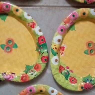 5 platos medianos con diseño alegre floreados en forma de corazon. - 3/3