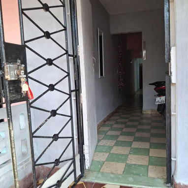 Vendo en 13 mil casa puerta calle de 2 cuartos y gas de la calle con todo adentro en el lido(marianao) #53013906 - 4/8