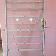Puerta de hierro con cristales - Img 55993114