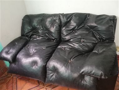 Vendo sofá de 2 plazas de vinilo negro en perfecto estado. Interesados llamar al 78355231 - Img main-image-44797818