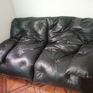 Vendo sofá de 2 plazas de vinilo negro en perfecto estado. Interesados llamar al 78355231 - Img 44797818