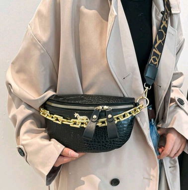 Cartera o Bolso negro con asa y cadena - Img 96449682