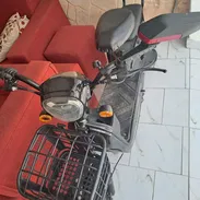La bicimoto hace 40 km, la batería hay que cambiarla porque se está empezando a hinchar, yo la he usado así - Img 55964613