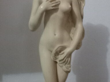 Estatuas, "El nacimiento de Venus de Botticelli" y "La Venus de Milo". - Img main-image-44437118