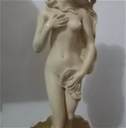 El nacimiento de Venus de Botticelli y la Venus de Milo. - Img 44437118