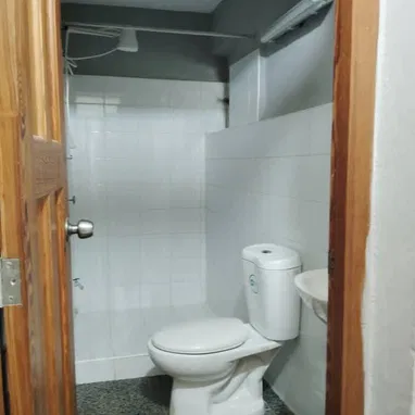 Apto en el Vedado en primer piso a pasos de 23, 12 y Línea !!! - Img 119754901