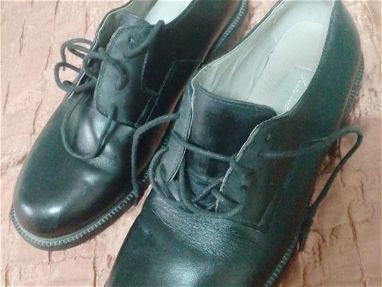 Se vende zapatos negros de hombre. - Img main-image-45717934