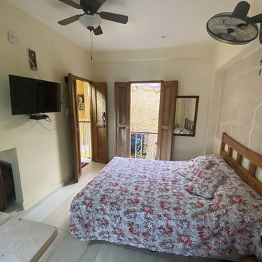 En venta casa colonial en la Habana Vieja. Toda la esquina, excelente para negocio!! - 6/10