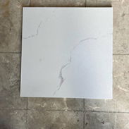 🪵 Porcelanato 40x40  Color: blanco con betas Acabado: mate Cantidad por caja: 10 losas Medidas: 40 x , A 26 usd.0 - Img 56081937