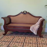SE VENDE HERMOSO SOFA COLONIAL ANTIGUO DE MADERA DE CEDRO EN PERFECTAS CONDICIONES - Img 55407361