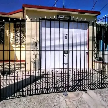 📍 Realizamos todo tipo trabajos de herrería para la seguridad de su hogar, con el diseño de su preferencia:   ▪︎Puerta - 10/10