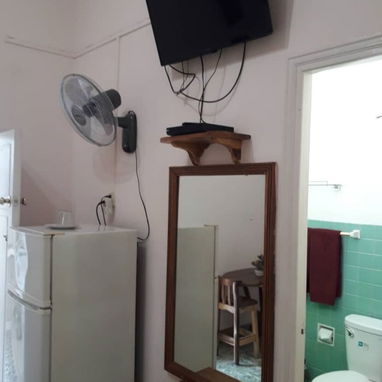 Se alquila y no quitan la corriente cerca Hospital Ameijeiras - Img 124222679