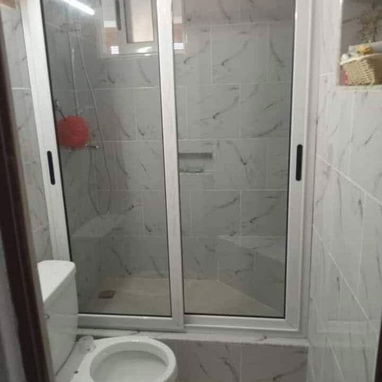 Mamparas de baño en aluminio..trabajos por m²..170usd..precio o calidad..austed decide - Img 118990912