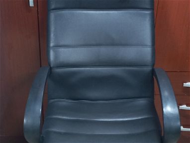 Se vende silla giratoria ejecutiva para oficina escritorio y computadora - Img 65481070