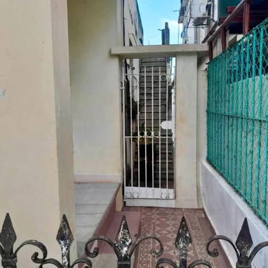 🏡 SE VENDE CASA INDEPENDENDIENTE CON GARGAE, de dos niveles, azotea libre, en excelente zona de PLAYA - Img 120923301