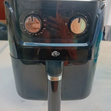 Freidora de aire 5.5L marca EKO de uso trabajando al 100 - 2/5