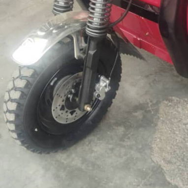 TRICICLO jipeng con techo  ⚙️CARACTERÍSTICAS  -baterias 100ax60v - ⁠ - ⁠freno d pastilla delantero  - ⁠viene con su tech - 2/5