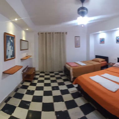 Rento apt independiente supercéntrico de un cuarto en planta baja en 27 a 2 cuadras de 23 y Rampa. - 6/10