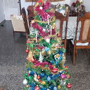 SE VENDE ÁRBOL DE NAVIDAD CON SUS ADORNOS Y LUCES MEDIDAS: 1.50 mts. 140 USD. - Img 52628406