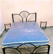 Cama de tubos con mesas y colchón - Img 45507638